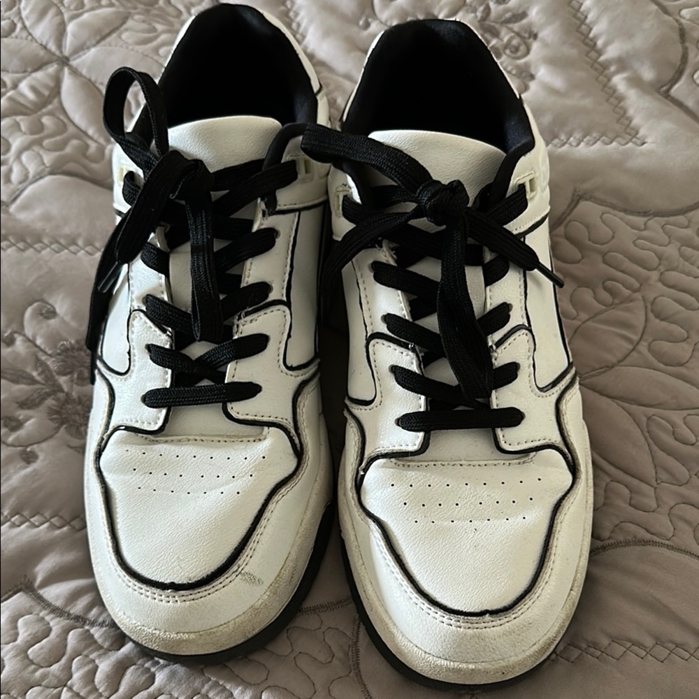 Steve Madden White and Black Sneakers Classic Low-Top Design size 8.5 M